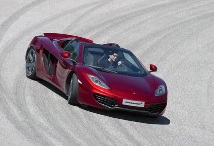 سيارة مكلارين MP4-12C سبايدر الجديدة تحتل الصدارة في عالم السيارات  